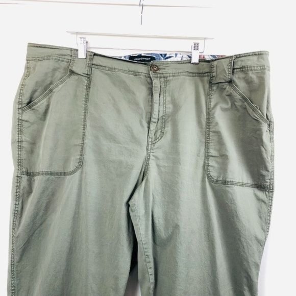 Sold Ashley Stewart Army Green Cargo Capri's Pants- Size 24 - Picture 3 of 6
